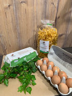 Der Hof Backhaus bietet im eigenen Hofladen eine Vielzahl von Produkten direkt vom Feld aus Landesbergen und der Region Mittelweser, hierzu gehören grüner und weißer Spargel, Heidelbeeren, Kirschen, Kartoffeln und vieles mehr.