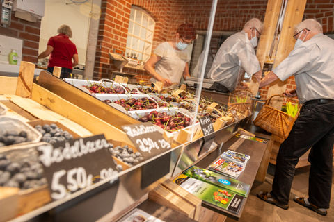 Der Hof Backhaus bietet im eigenen Hofladen eine Vielzahl von Produkten direkt vom Feld aus Landesbergen und der Region Mittelweser, hierzu gehören grüner und weißer Spargel, Heidelbeeren, Kirschen, Kartoffeln und vieles mehr.