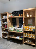 Der Hof Backhaus bietet im eigenen Hofladen eine Vielzahl von Produkten direkt vom Feld aus Landesbergen und der Region Mittelweser, hierzu gehören grüner und weißer Spargel, Heidelbeeren, Kirschen, Kartoffeln und vieles mehr.