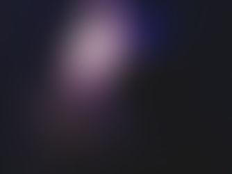 Photographie de scène du spectacle "A queen is born" de Marlène Schaff, mettant en valeur une artiste aux longs cheveux blonds et costume sombre, éclairée par une lumière violette et bleue théâtrale.