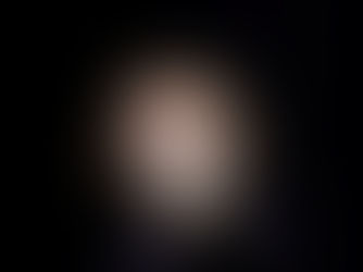 Photographie de scène en clair-obscur montrant le comédien William Mesguich sur fond noir, le visage éclairé par un faisceau de lumière, fixant intensément l'objectif et pointant fermement le doigt vers l'avant.