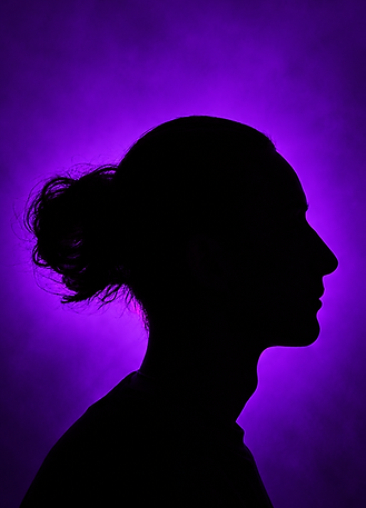 Silhouette néon sur brume violette.png