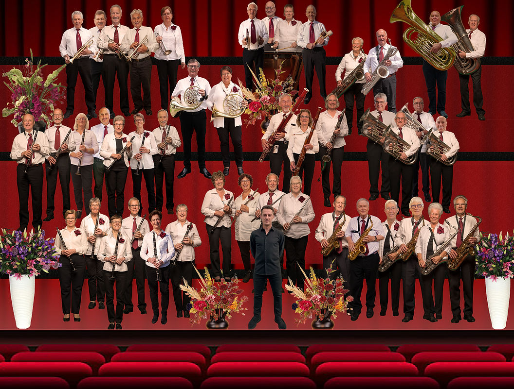 Orkest op podium.jpg