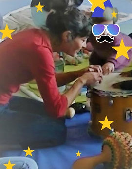 intervenante jouant du tom basse avec enfants