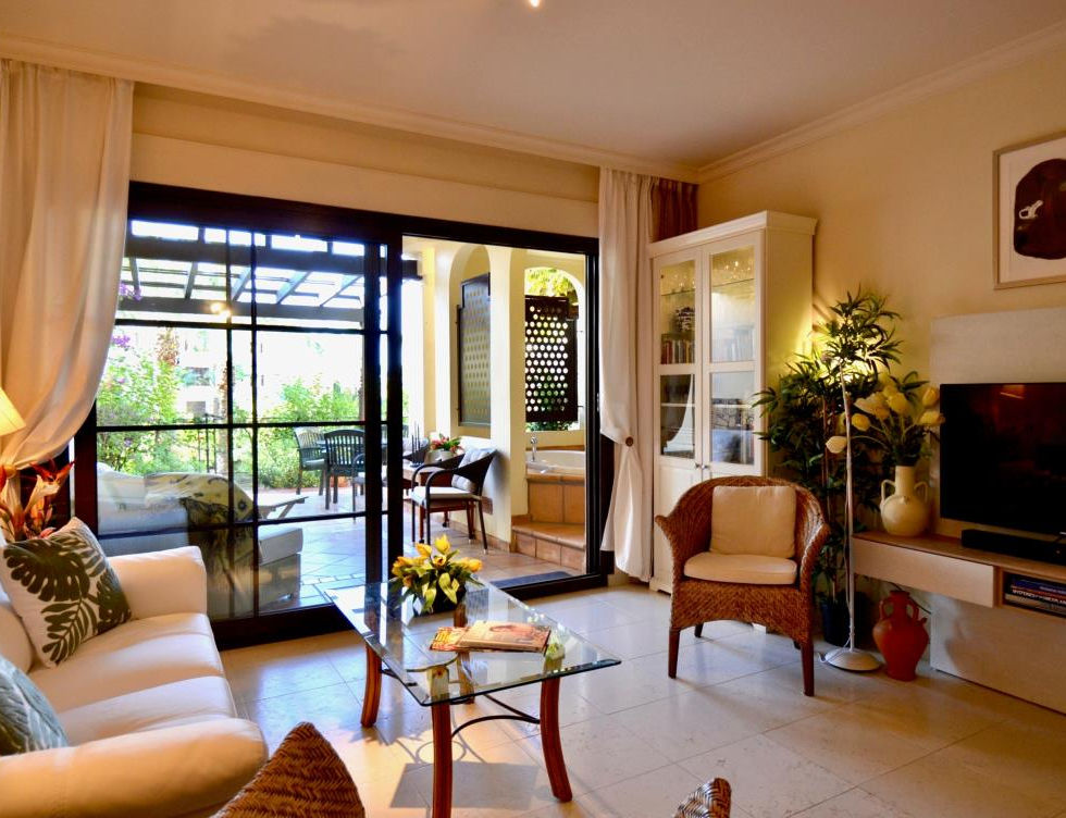 Las FLores Lounge A (002).jpg