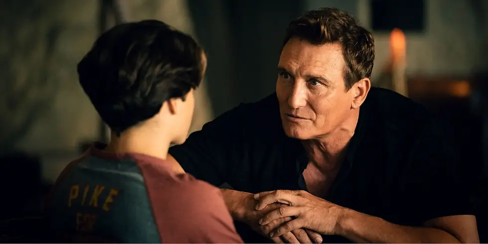 Andrew Milling spricht in „Woodwalkers 2“ eindringlich mit Carag.