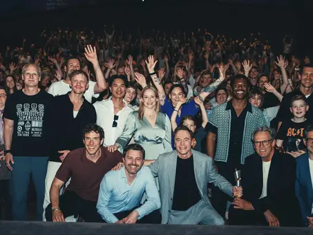 Michael Bully Herbig mit Christian Tramitz und Rick Kavanian sowie weiteren Beteiligten bei der Verleihung der Lola für „Das Kanu des Manitu“ im Münchner ARRI Kino, gemeinsam mit jubelndem Publikum im Hintergrund während eines Special Screenings.