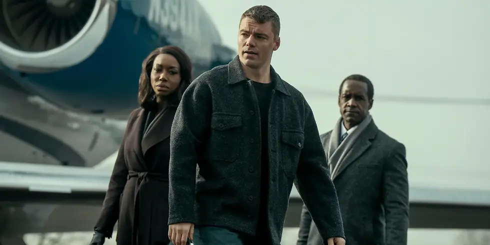 Gabriel Basso als FBI-Agent Peter Sutherland in der Netflix-Serie „The Night Agent“, gemeinsam mit zwei weiteren Figuren vor einem Flugzeug.