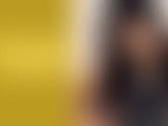 Zweiteiliges Aufmacherbild zum Jahresrückblick 2025: Links steht groß ‚2025 Recap‘ auf goldenem Hintergrund, rechts ein Portrait von Nhung Hong mit langen dunklen Haaren, die freundlich in die Kamera blickt.