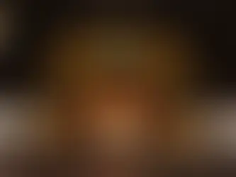 Blick auf die festlich ausgeleuchtete Bühne der Oscars im Dolby Theatre in Hollywood, mit großem „OSCARS“-Schriftzug, goldener Bühnengestaltung und wartendem Publikum bei der Live-Verleihung.