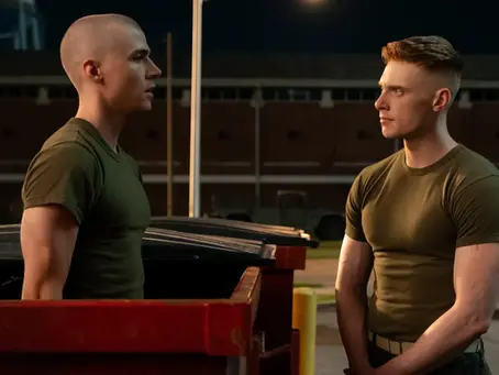 Zwei junge Rekruten in Militäruniform stehen sich nachts auf einem Stützpunkt gegenüber – Szene aus der Netflix-Serie „Boots“.