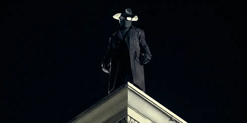 Ben Reilly/Spider-Man (Nicolas Cage) steht in „Spider-Noir“ in schwarzem Mantel und Hut auf einem Hausdach vor dunklem Nachthimmel.