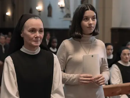 Szene aus dem Film „Glaube“: Die 17-jährige Ainara steht während einer religiösen Zeremonie neben einer Ordensschwester in einer katholischen Kirche. Das Drama von Alauda Ruiz de Azúa erzählt von einer Jugendlichen, die über ein Leben im Kloster nachdenkt.