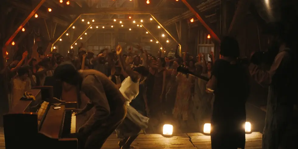 Oscar-Prognose 2026: Tanzszene aus „Blood & Sinners“ mit Liveband und Publikum in einer Scheune