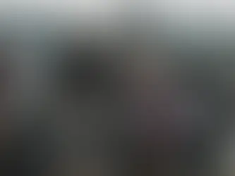 Mehrere Wikinger und Krieger zu Pferd aus der Serie „Vikings“ reiten in Formation durch eine offene Landschaft. Im Vordergrund sind bewaffnete Reiter in Fell- und Lederkleidung zu sehen, während weitere Gefolgsleute und Banner im Hintergrund folgen.