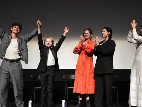 Noah Jupe, Jacobi Jupe, Emily Watson, Jessie Buckley und Regisseurin Chloé Zhao stehen jubelnd und applaudierend auf der Bühne der Roy Thomson Hall bei der Premiere von „Hamnet“ im Rahmen des Toronto International Film Festival 2025.