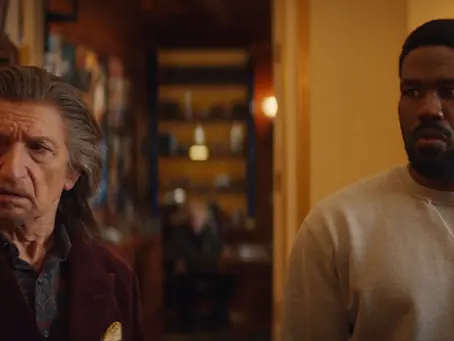 Trevor Slattery (Ben Kingsley) und Simon Williams alias Wonder Man (Yahya Abdul-Mateen II) blicken in einer Szene aus „Wonder Man“ überrascht zur Seite.