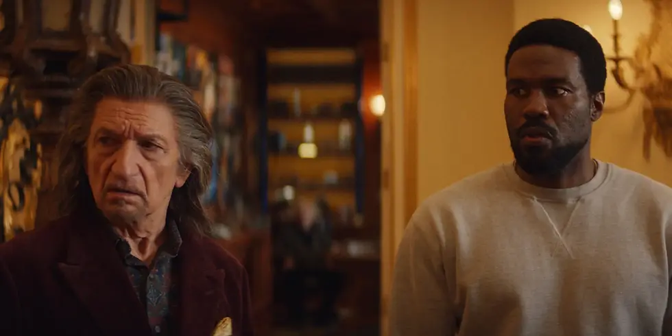 Trevor Slattery (Ben Kingsley) und Simon Williams alias Wonder Man (Yahya Abdul-Mateen II) blicken in einer Szene aus „Wonder Man“ überrascht zur Seite.