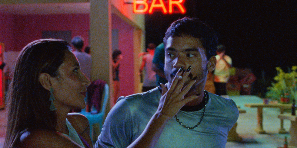 Kritik zu „Motel Destino“: Zwischen Neonlichtern und Verlangen