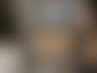 Szene aus „The Housemaid – Wenn sie wüsste“: Eine blonde Frau hält einen goldenen Schlüssel in der Hand, während Hausangestellte Millie, gespielt von Sydney Sweeney, ihr gegenübersteht und sie aufmerksam betrachtet.