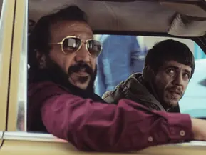 Szene aus „Once Upon a Time in Gaza“: Osama und Yahya sitzen in einem Auto.