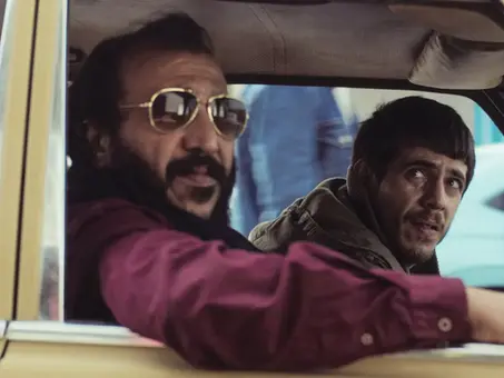 Szene aus „Once Upon a Time in Gaza“: Osama und Yahya sitzen in einem Auto.
