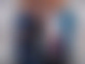 Cast- und Teamfoto der High-End-Serie „Ludwig“ vor historischer Kulisse: In der zweiten Reihe stehen von links nach rechts Paul Winkler, Carlotta Bähre, Luis Pintsch und Jonathan Kriener, teils in historischen Kostümen. In der ersten Reihe sitzen von links nach rechts Sebastian Ko und Nina Vukovic in moderner Winterkleidung auf den Stufen vor einer Holztür.