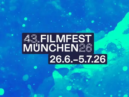Offizielles Banner zum 43. Filmfest München 2026 mit dem Festival-Logo und dem Veranstaltungszeitraum vom 26. Juni bis 5. Juli 2026 vor einem blau-türkisen Hintergrund. Das Filmfest München kündigt für die diesjährige Ausgabe ein stadtweites Kulturprogramm mit zahlreichen Kooperationen an.