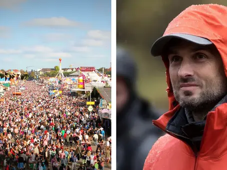 Blick über das gut besuchte Oktoberfest auf der Münchner Theresienwiese, daneben Regisseur Simon Verhoeven in orangefarbener Regenjacke.