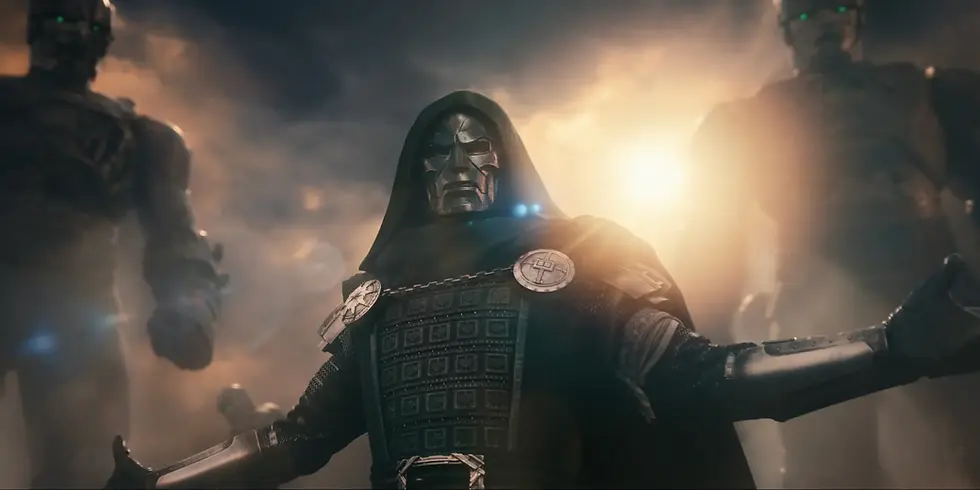 Robert Downey Jr. als Victor von Doom alias Doctor Doom in schwarzer Rüstung und Kapuze in „Avengers: Doomsday“.