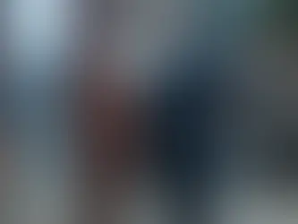 Szene aus „Young Sherlock“: Zwei junge Männer in viktorianischer Kleidung stehen in einer zerstörten Straße.