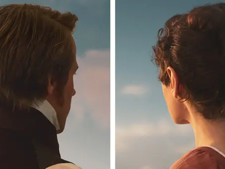 Mr. Darcy und Elizabeth Bennet stehen sich in „Stolz und Vorurteil“ gegenüber – zu sehen sind beide von hinten vor blauem Himmel.
