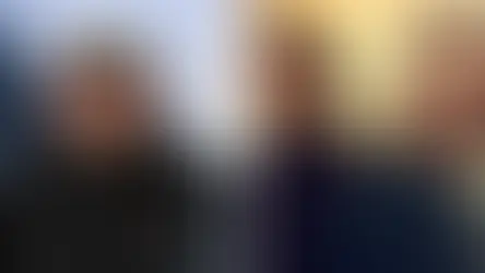 Christian Alvart bei der „Oderbruch“-Premiere, links im Bild; rechts das Poster zur zweiten Staffel von „Oderbruch“ mit Sambin Tambrea und Karoline Schuch.