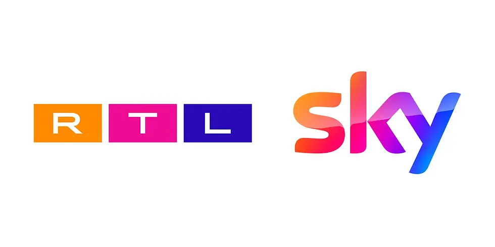 RTL-Logo neben Sky-Logo auf hellem Hintergrund – Symbolbild zur genehmigten Übernahme von Sky Deutschland durch RTL