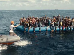 In Netflix’ „23.000 Leben“ nähert sich ein Rettungsboot einem überfüllten Schlauchboot auf dem offenen Mittelmeer.