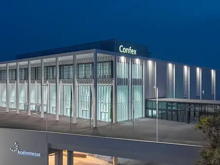 Confex-Center der Koelnmesse in Köln bei Nacht, neues Veranstaltungszentrum und Austragungsort der Gala des Deutschen Fernsehpreises 2026.