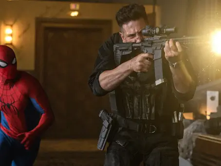 Spider-Man läuft neben Frank Castle alias Punisher, der in einer Kampfszene aus „Spider-Man: Brand New Day“ mit einem Sturmgewehr feuert.