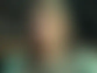 Thea Sofie Loch Næss als Marie Ekdal in „La Palma“ mit ernstem Blick und zerzaustem Haar in einer angespannten Situation im Freien.