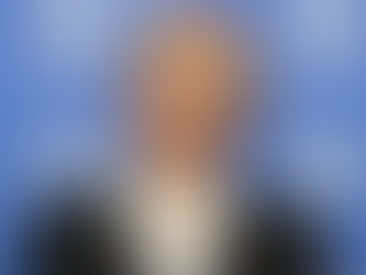 Porträtfoto einer blondhaarigen Schauspielerin (Kate Winslet) mit zurückgestecktem Haar, schwarzem Blazer und weißem Hemd, aufgenommen vor einem blauen Hintergrund mit wiederholtem „Film at Lincoln Center“-Logo.