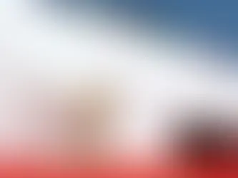 Roter Teppich vor dem weißen Festivalpalast der Filmfestspiele von Venedig, mit dem Goldenen Löwen und zahlreichen Landesflaggen.
