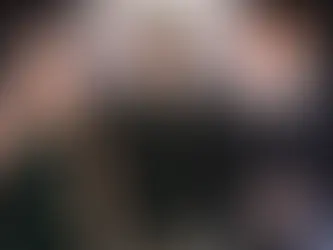 Arabella Stanton, Dominic McLaughlin und Alastair Stout als Hermine, Harry und Ron in der neuen „Harry Potter“-Serie posieren gemeinsam vor neutralem Hintergrund