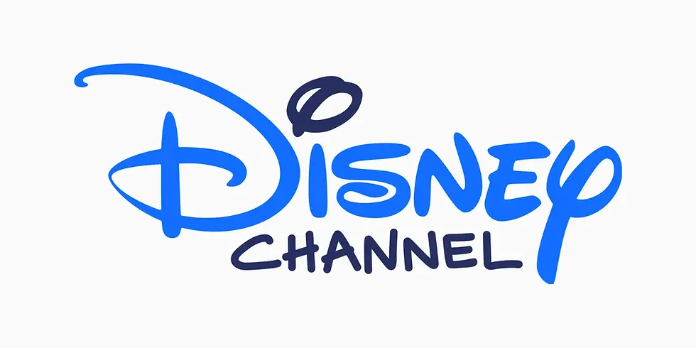 Disney Channel Logo in Blau auf weißem Hintergrund, mit stilisiertem „Disney“-Schriftzug und darunterstehendem „Channel“ in dunklerer Schrift.