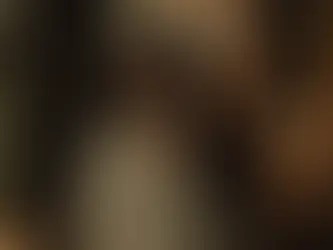 Nikki lächelt in einer warm beleuchteten Wohnzimmerszene aus „Obsession – Du sollst mich lieben“.