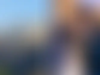 Geteiltes Bild: Links ist der Hollywood-Schriftzug auf einem sonnigen Hügel zu sehen, rechts sitzt Lena Headey mit Brille und dunklem Schal bei einer Veranstaltung und hält ein Mikrofon.