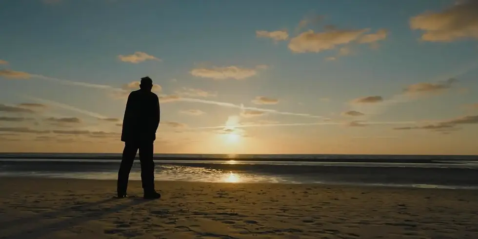 Von Fatih Akin auf Instagram veröffentlichtes Bild aus dem Film „Amrum“, das den hochbetagten Hark Bohm am Strand zeigt, wie er auf das Meer blickt.