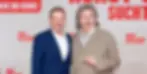 Sven Unterwaldt und Hape Kerkeling bei der Premiere von „Horst Schlämmer sucht das Glück“ auf dem roten Teppich, beide lächelnd vor einer weißen Pressewand mit Filmtitel-Schriftzug im Hintergrund
