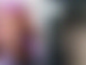 Links ist Madelaine Petsch lächelnd bei einem öffentlichen Auftritt am Mikrofon zu sehen, rechts ist Gavin Casalegno in einer Szene aus „Der Sommer, als ich schön wurde“ zu sehen. Beide spielen die Hauptrollen in der kommenden Wattpad-Verfilmung „Chasing Red“.