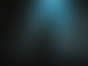 Bühnenszene aus dem Dokumentarfilm über Noga Erez mit einer Musikerin im Scheinwerferlicht.