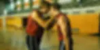 Szenenbild aus „Schattenseite“: Simon (Ludger Böckelmann, li.) legt sich während des Basketballtrainings mit Yannik (Jonas Ems) an.