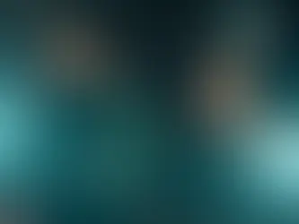 Zwei bewaffnete Ermittler – ein Mann und eine Frau – durchsuchen mit gezogenen Pistolen und Taschenlampen einen dunklen Flur; Szene aus der Krimi-Thriller-Serie „Alex Cross“ auf Amazon Prime Video.